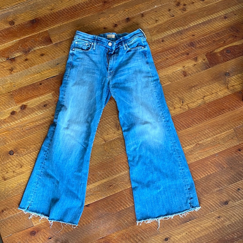 Mother wide-legged Roller Crop Snippet Fray Jean, Size 26.